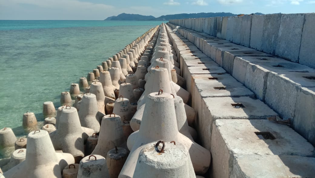 Pembangunan struktur pengaman pantai di Pulau Semiun dan Pulau Sebetul