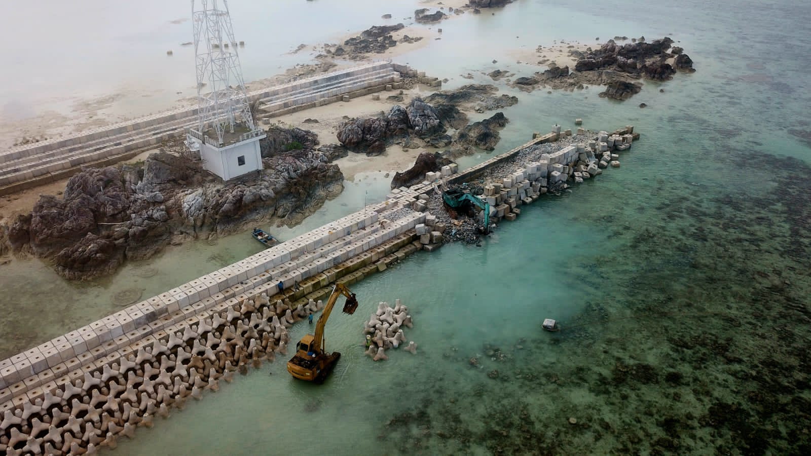Pembangunan struktur pengaman pantai di Pulau Semiun dan Pulau Sebetul