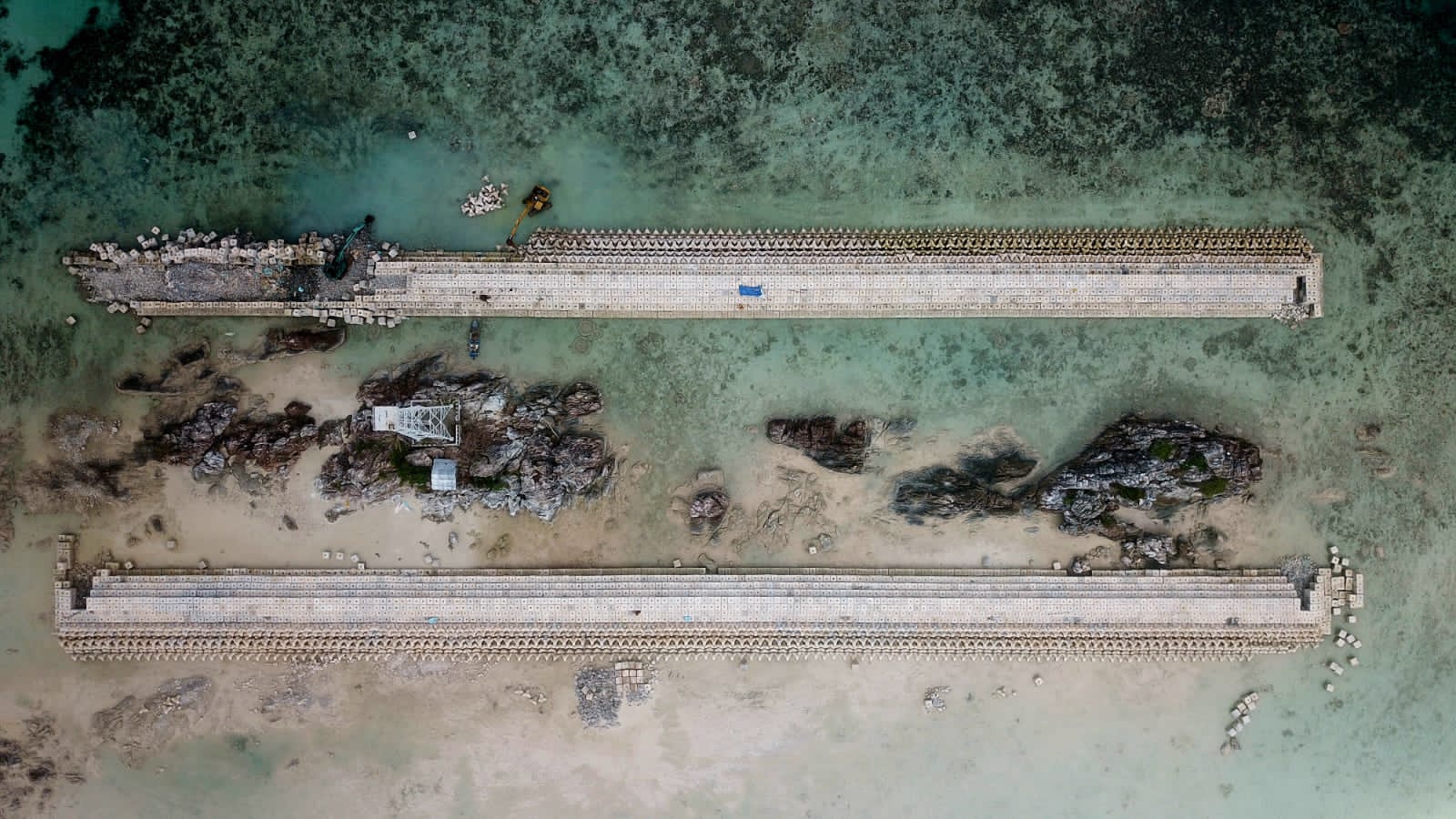 Pembangunan struktur pengaman pantai di Pulau Semiun dan Pulau Sebetul